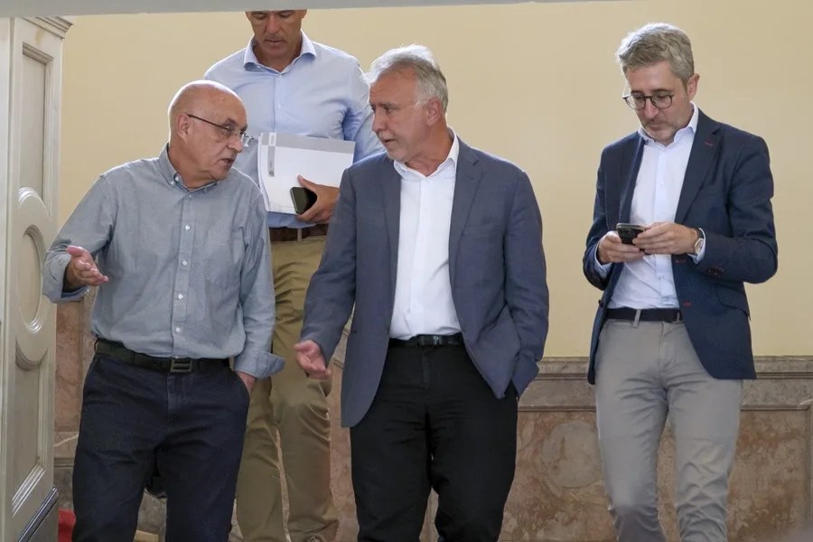El ministro de Política Territorial, Ángel Víctor Torres (c), tras la reunión mantenida este jueves, en la capital grancanaria.