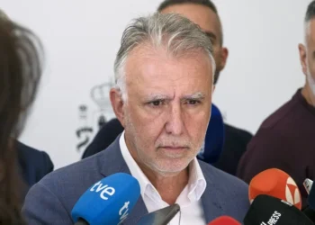 Torres: Ayuso no quiere a los menores migrantes que están en Canarias porque son negros