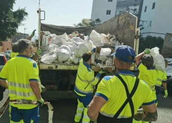 Trabajadores del Servicio Municipal de Limpieza recogen residuos