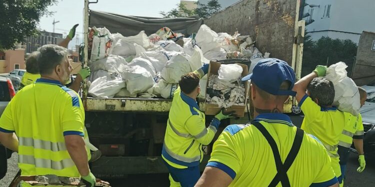 Trabajadores del Servicio Municipal de Limpieza recogen residuos