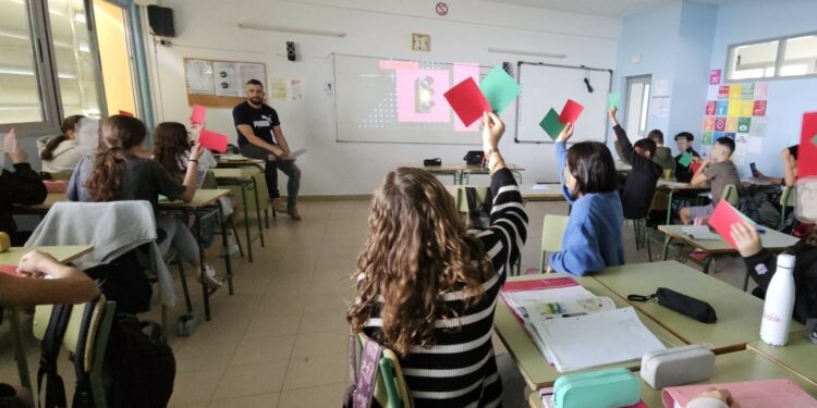 El Consejo General de Trabajo Social reconoce la labor del proyecto Por-No Hablar, financiado por Juventud