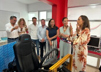 Estudiantes de los cursos de conducción del SCE en La Palma estrenan el simulador de guaguas