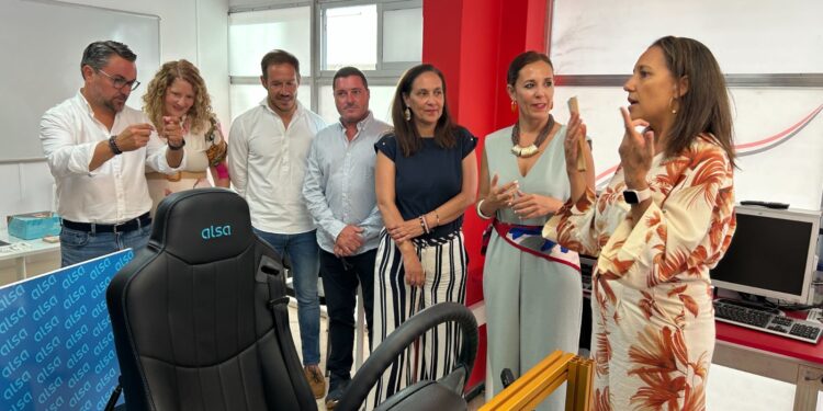 Estudiantes de los cursos de conducción del SCE en La Palma estrenan el simulador de guaguas