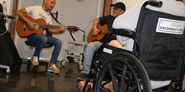 El Hospital Molina Orosa acoge conciertos para acompañar a pacientes y familias