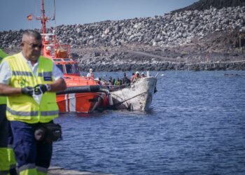 El Estado reacciona ante las presiones de Canarias y reactiva las derivaciones de menores con asilo