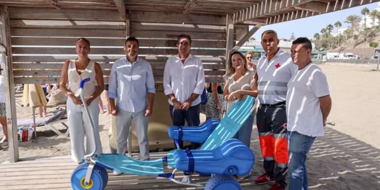 Bienestar Social entrega tres sillas adaptadas para personas con discapacidad a San Bartolomé de Tirajana