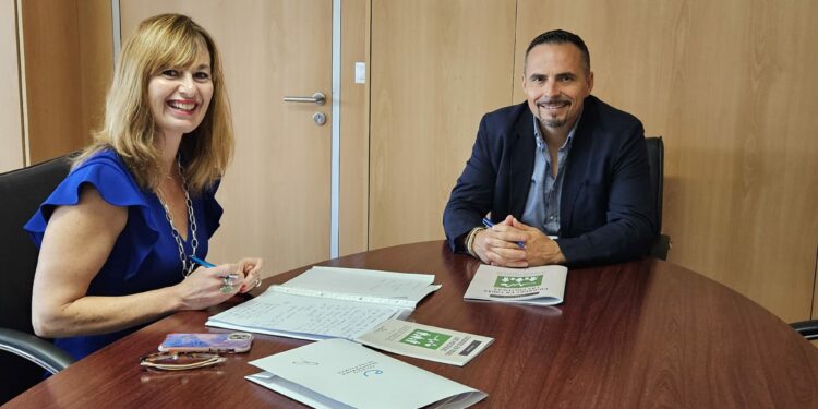 Adasat Goya mantiene una reunión con la presidenta del Colegio de Enfermería de Las Palmas