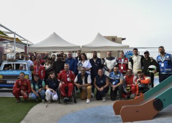 Los pacientes del Insular-Materno Infantil reciben a los pilotos de automovilismo de la FALP