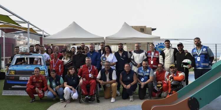 Los pacientes del Insular-Materno Infantil reciben a los pilotos de automovilismo de la FALP