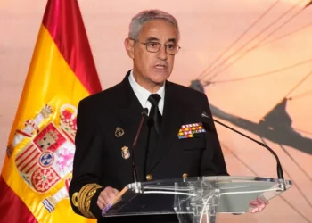 El jefe de la Armada contesta a Vox: «No estamos para contener a los cayucos, sino para ayudarles»