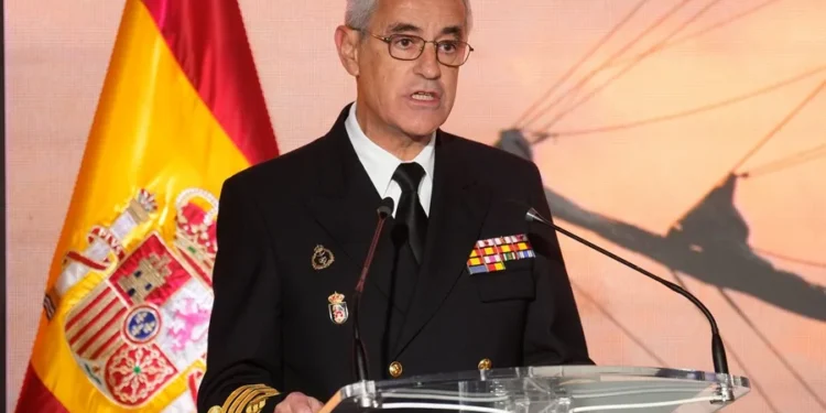 El jefe de la Armada contesta a Vox: «No estamos para contener a los cayucos, sino para ayudarles»