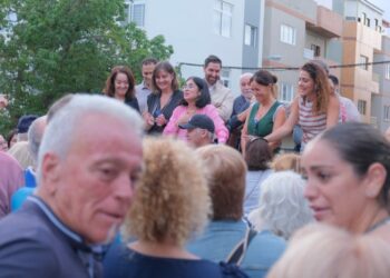 Darias durante el encuentro vecinal en Las Torres 3