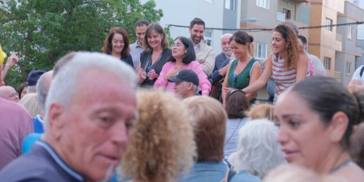 Darias durante el encuentro vecinal en Las Torres 3