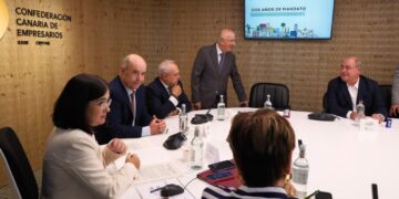 Darias mantiene un encuentro con la Confederación Canaria de Empresarios para seguir impulsando la colaboración público-privada (1)