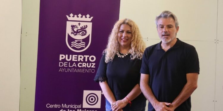 El edil de Igualdad, David Hernández, junto a la técnica de Igualdad, Sandra Bacallado