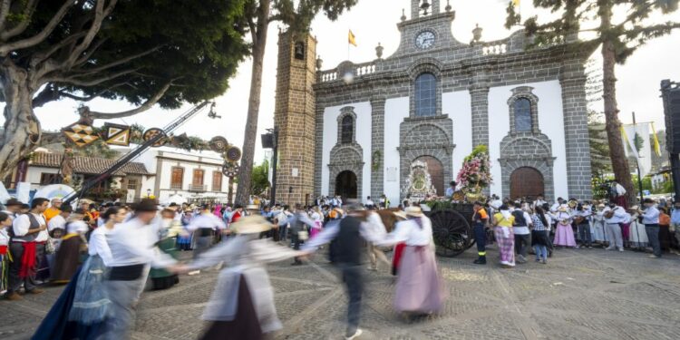 El folclore y los bailes tradicionales son parte consustancial del evento popular