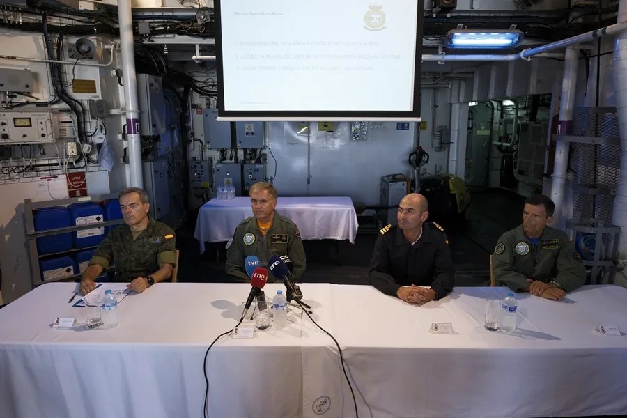 espana-drones El jefe del Mando Aéreo de Combate y del Mando Operativo Aéreo, el teniente general Julio Nieto Sampayo (2i); el comandante de la fragata Cristóbal Colón, Gabriel Pita da Veiga (2d); el capitán de navío Gonzalo Leira Neira (1i); y el coronel Javier Caballero Calzada (1d).