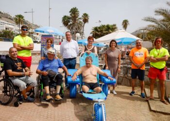 Bienestar Social entrega una silla adaptada para personas con discapacidad al Ayuntamiento de Mogán