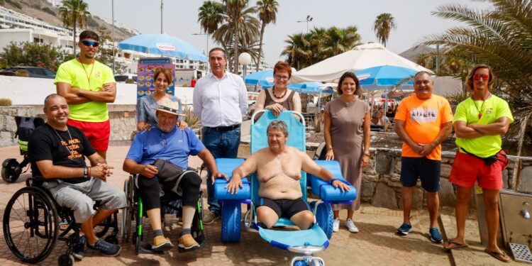 Bienestar Social entrega una silla adaptada para personas con discapacidad al Ayuntamiento de Mogán