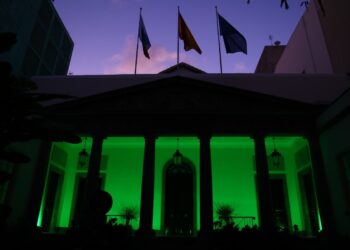 Fachada del Parlamento iluminada de color verde