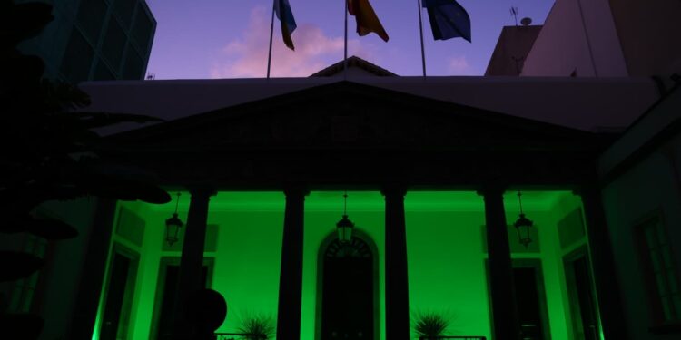 Fachada del Parlamento iluminada de color verde