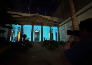 Fachada del Parlamento iluminada de color turquesa