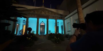 Fachada del Parlamento iluminada de color turquesa