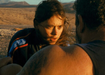 La lucha canaria se exhibe en la playa de Zurriola durante el Festival de San Sebastián