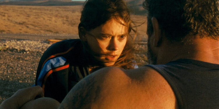 La lucha canaria se exhibe en la playa de Zurriola durante el Festival de San Sebastián