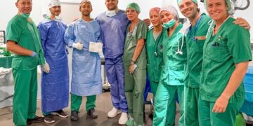 El Doctor Negrín implanta con éxito un dispositivo que mejora la visión de pacientes con problemas en la córnea