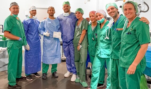 El Doctor Negrín implanta con éxito un dispositivo que mejora la visión de pacientes con problemas en la córnea