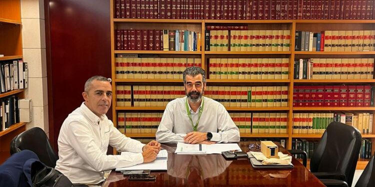 La ESSSCAN expone al HUC los programas y acciones formativas previstas