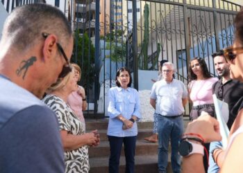 La alcaldesa, Carolina Darias, durante su visita al barrio de Casablanca I