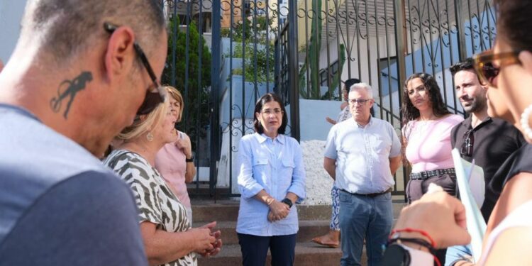 La alcaldesa, Carolina Darias, durante su visita al barrio de Casablanca I