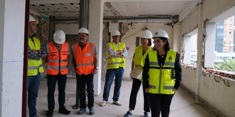 La alcaldesa, Carolina Darias, en el inicio de las obras del inicio de la II Fase de la Fábrica del Hielo