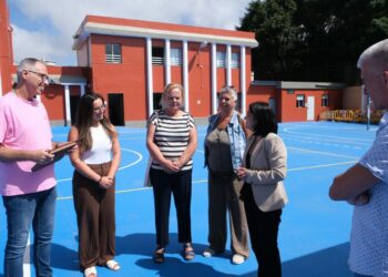 La alcaldesa, Carolina Darias, junto al equipo directivo del CEIP San Lorenzo y personal técnico de la Concejalía de Educación