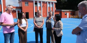 La alcaldesa, Carolina Darias, junto al equipo directivo del CEIP San Lorenzo y personal técnico de la Concejalía de Educación