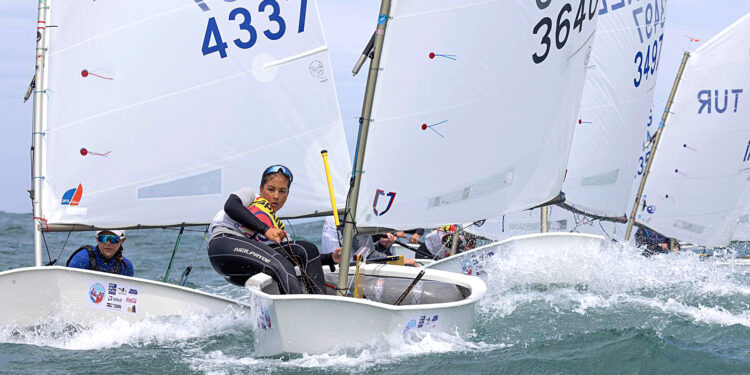 Canarias navega hacia el futuro de la vela con Marta Mansito a los mandos del relevo generacional