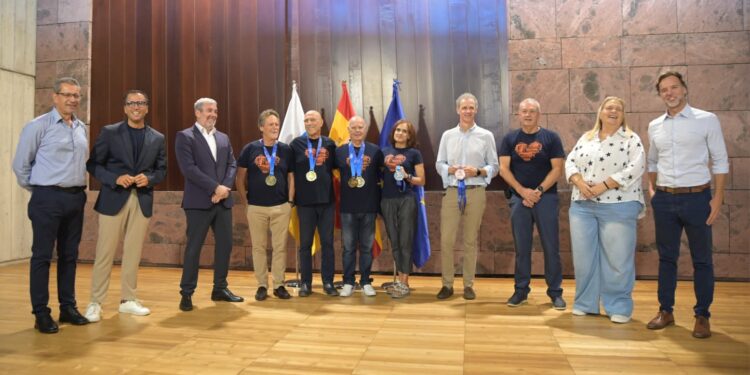 El Gobierno reconoce a la delegación tinerfeña medallista en el Mundial de Natación de Singapur