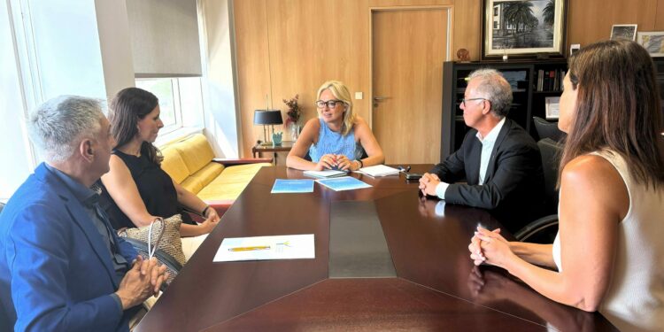 Monzón mantiene sendas reuniones con los Colegios Oficiales de Enfermería y de Psicología de Las Palmas