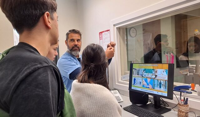 El Hospital Doctor Negrín pone en marcha este mes una nueva edición de su programa escolar ‘Conoce tu hospital’