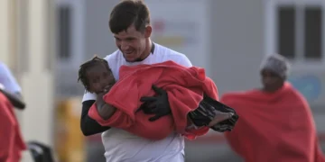 Llega a El Hierro un cayuco con 198 personas, entre ellas una bebé y 18 menores