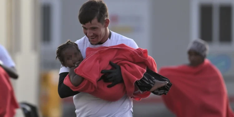 Llega a El Hierro un cayuco con 198 personas, entre ellas una bebé y 18 menores