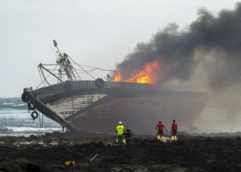 Arde un pesquero marroquí tras encallar en la costa norte de Lanzarote con cinco tripulantes