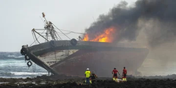 Arde un pesquero marroquí tras encallar en la costa norte de Lanzarote con cinco tripulantes