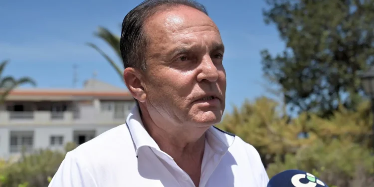 El alcalde de Tinajo pide disculpas y asegura que no hospedó a maltratadores, sino a sus víctimas