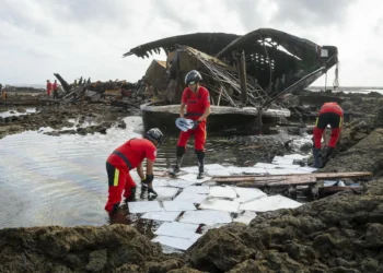 La emergencia ambiental en la costa de Lanzarote se mantiene por precaución, pero la contaminación «es mínima»