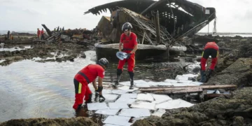 La emergencia ambiental en la costa de Lanzarote se mantiene por precaución, pero la contaminación «es mínima»