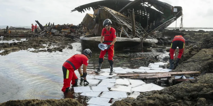 La emergencia ambiental en la costa de Lanzarote se mantiene por precaución, pero la contaminación «es mínima»