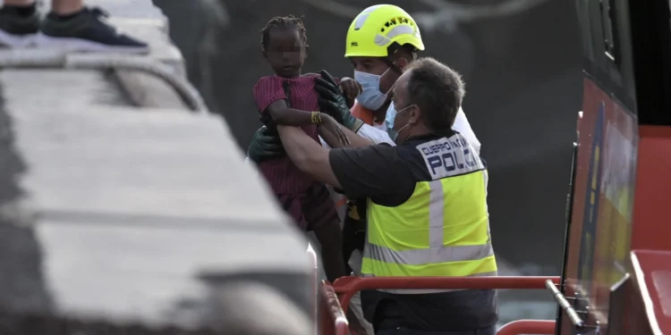El Gobierno de Canarias se queja ante el Supremo de que el Estado «desobedece» su orden sobre los menores migrantes